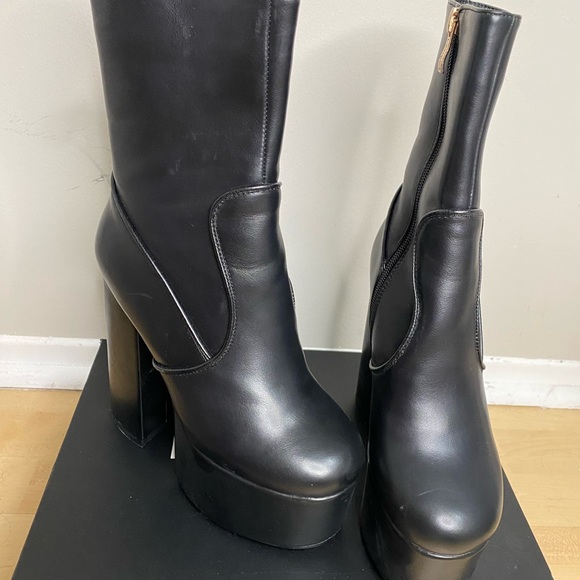 Lamoda boots, sizes 6
New in the box never used. - Picture 2 of 3